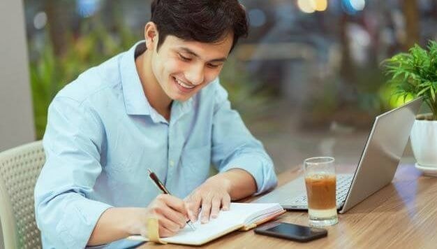 デスクで仕事をする男性